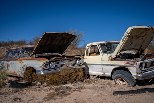 Kostenloses Stock Foto zu autos, beschädigt, blauer himmel