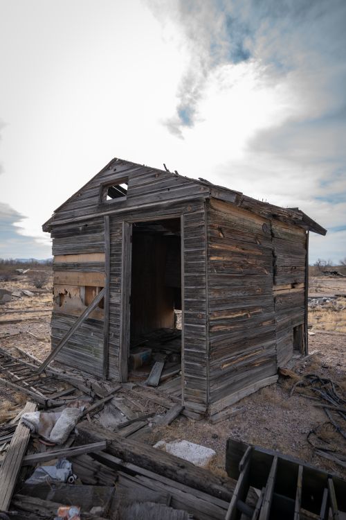 Free An old, weathered wooden shack stands alone in the Arizona desert, reflecting decay and abandonment. Stock Photo