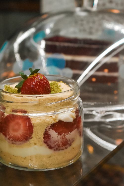 Free Close-up of a delectable strawberry shortcake presented in a glass jar, perfect for dessert lovers. Stock Photo