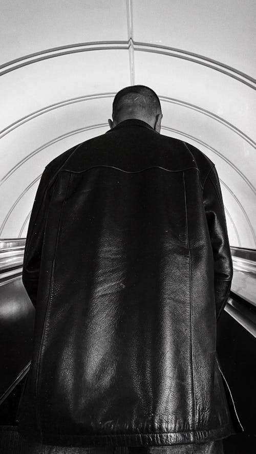 Základová fotografie zdarma na téma černobílý, jednobarevný, kožená bunda