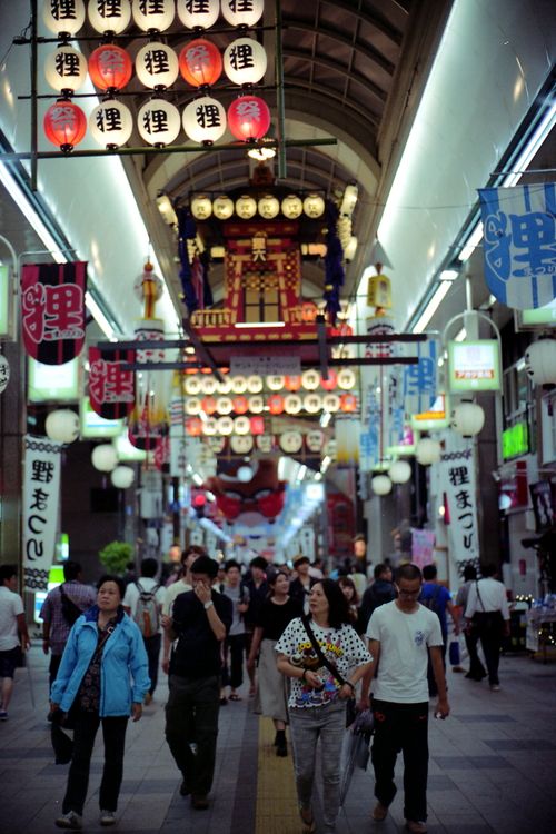 Free Crowds enjoy the vibrant atmosphere of Tanukikoji Shopping Street in Sapporo, Hokkaido. Explore the lively scene. Stock Photo