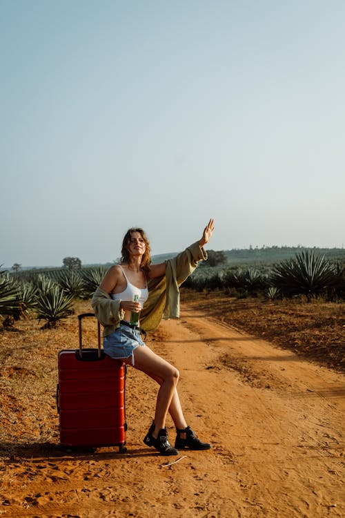 Безкоштовне стокове фото на тему «автостопом, валіза, жінка»