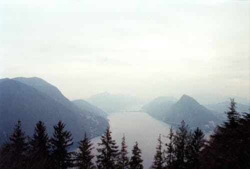 Ücretsiz buğulu, dağ gölü, dağlar içeren Ücretsiz stok fotoğraf Stok Fotoğraflar