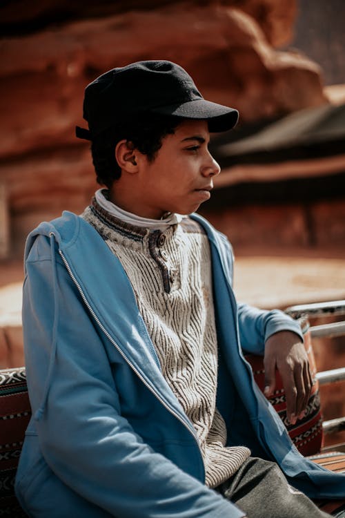 Foto profissional grátis de adolescente, casaco, desviando o olhar