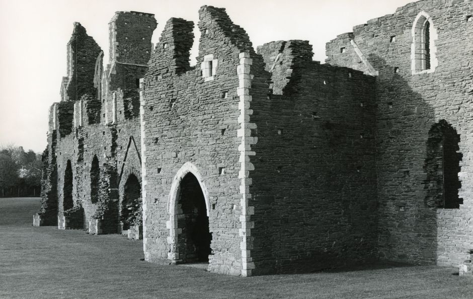 Fotomural Foto atemporal en blanco y negro que captura ruinas de piedra medievales con arcos góticos.