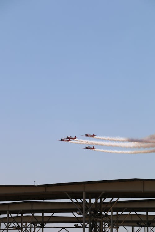 Gratis stockfoto met blauwe lucht, contrails, gevechtsvliegtuigen