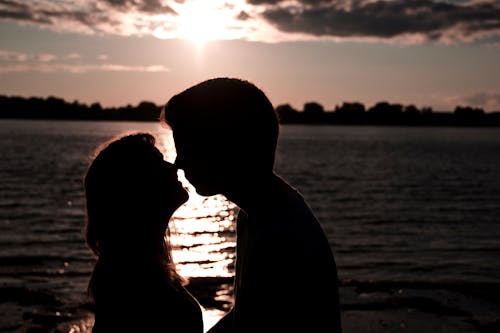 Free Silhouette Photo of Man and Woman Kissing Stock Photo