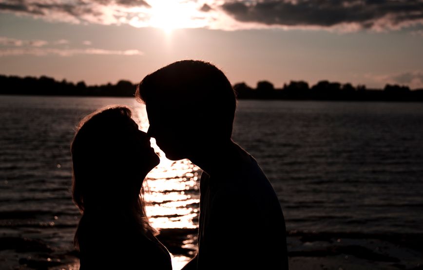 Online dating: starting a conversation on a niche platform