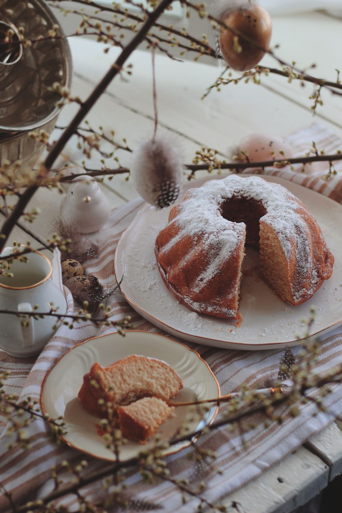 Bundt cake dusted with sugar for the holidays