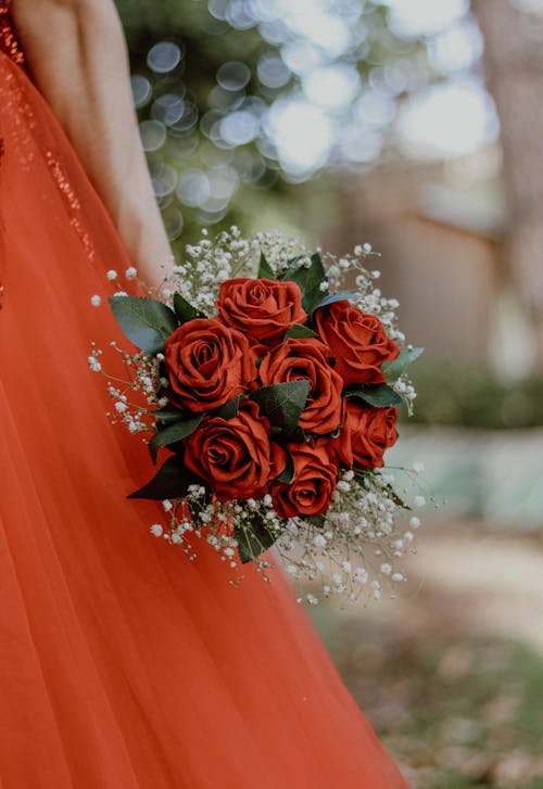 Free A Person Holding a Bouquet of Roses Stock Photo