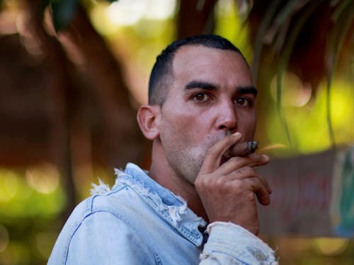 Δωρεάν στοκ φωτογραφιών με άνδρας, κάπνισμα, λειτουργία πορτρέτου Φωτογραφία από στοκ φωτογραφιών