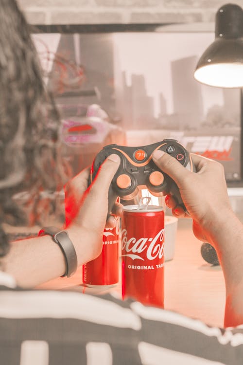 Gratis lagerfoto af coca cola, dåse, hænder