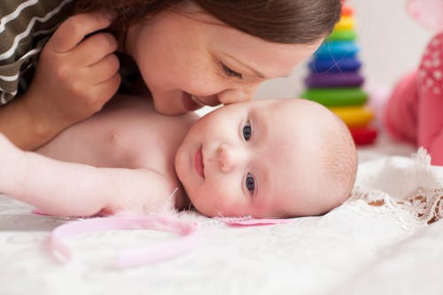 Kostenloses Stock Foto zu baby, familie, frau