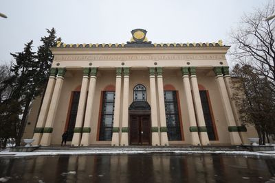 Neoclassical civic hall colonnade — photo by Serg Alesenko on Pexels