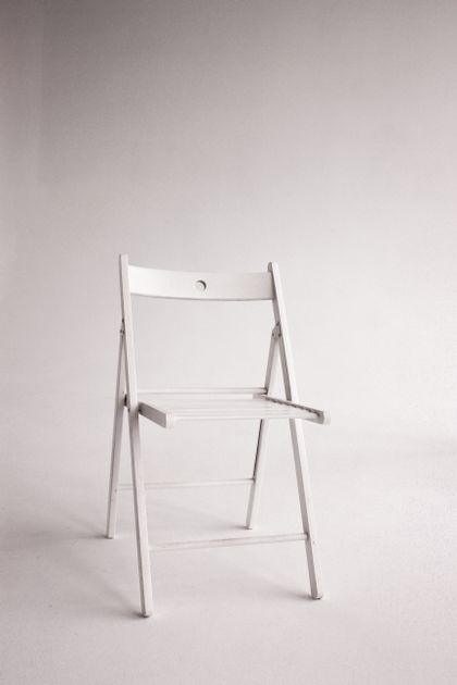 White folding chair, photo by Alin Luna on Pexels