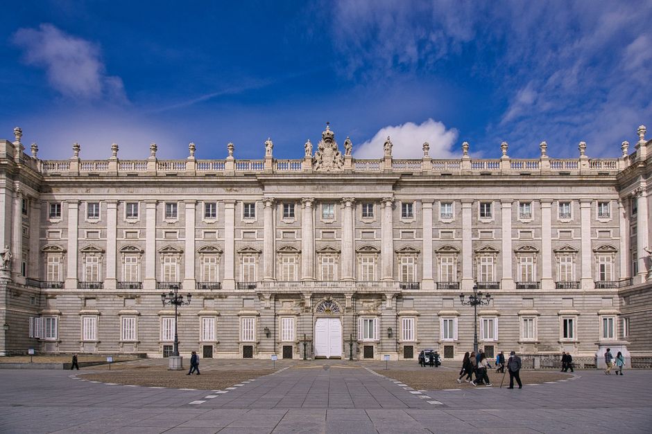 Explora la grandeza de la fachada de un palacio barroco histórico bajo un cielo azul claro.