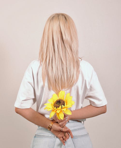 Безкоштовне стокове фото на тему «блондинка, вертикальні постріл, вид ззаду»