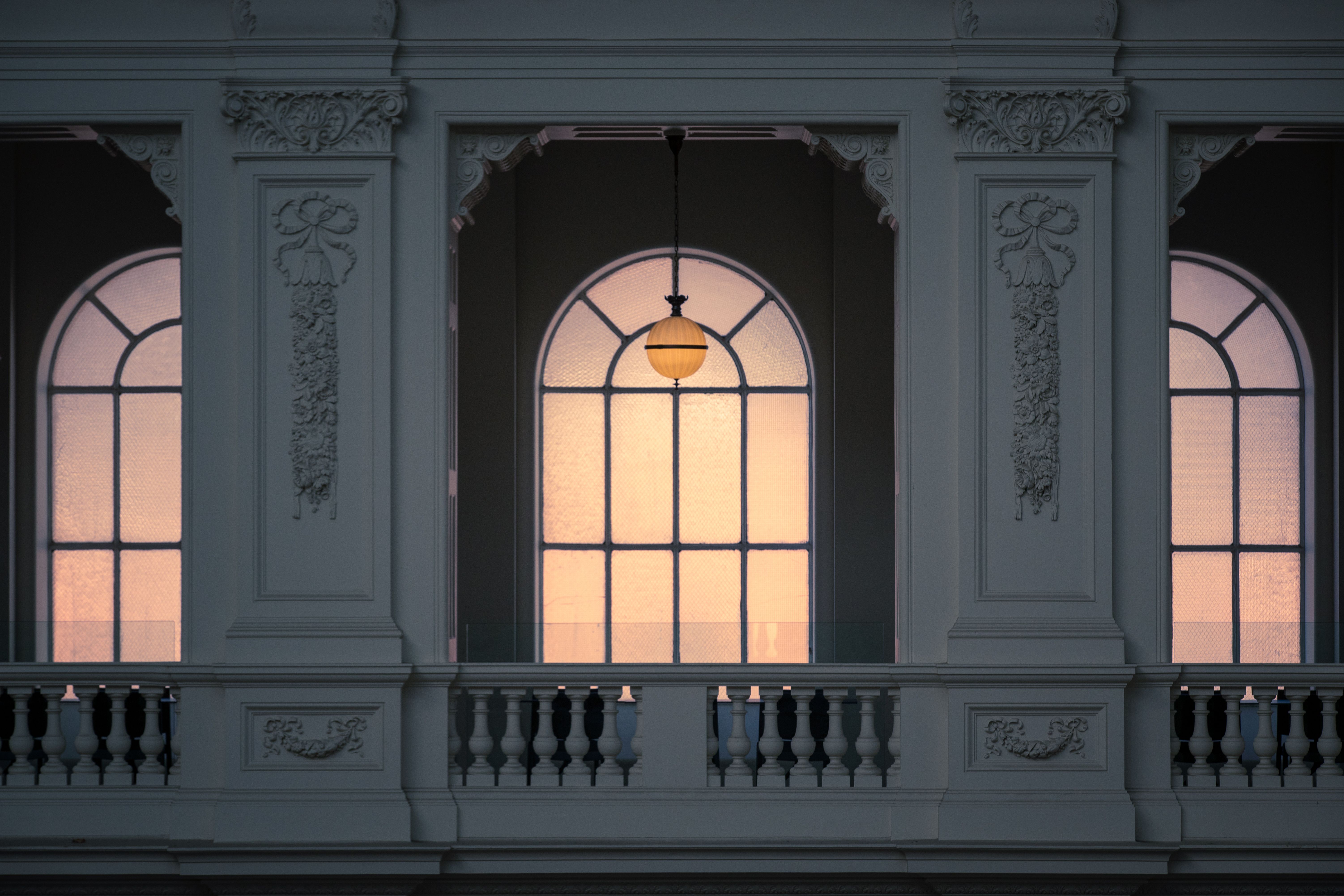 Historische Architekturelemente in warmem Licht