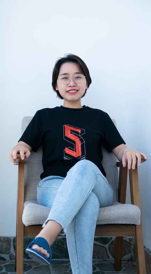 Gratis stockfoto met Aziatische vrouw, glimlachen, houten stoel