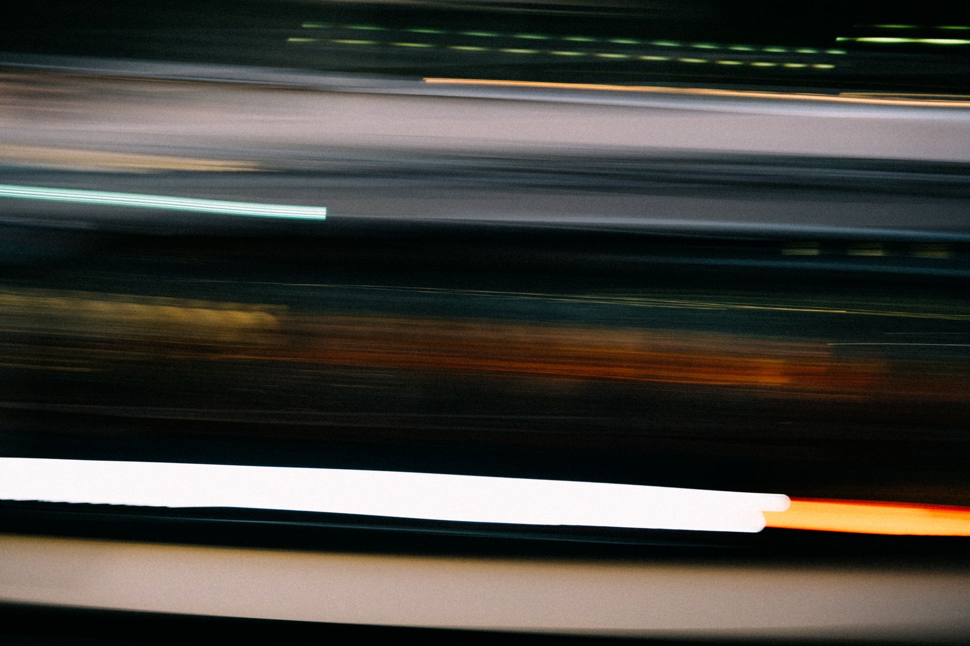 Trilhas de luz abstratas ao fundo, representando movimento e transformação digital