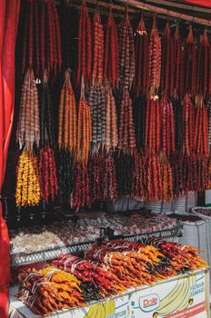 Vibrant assortment of hanging vegetables in a bustling market stall, showcasing rich colors and textures. - Fotografer Sidoarjo