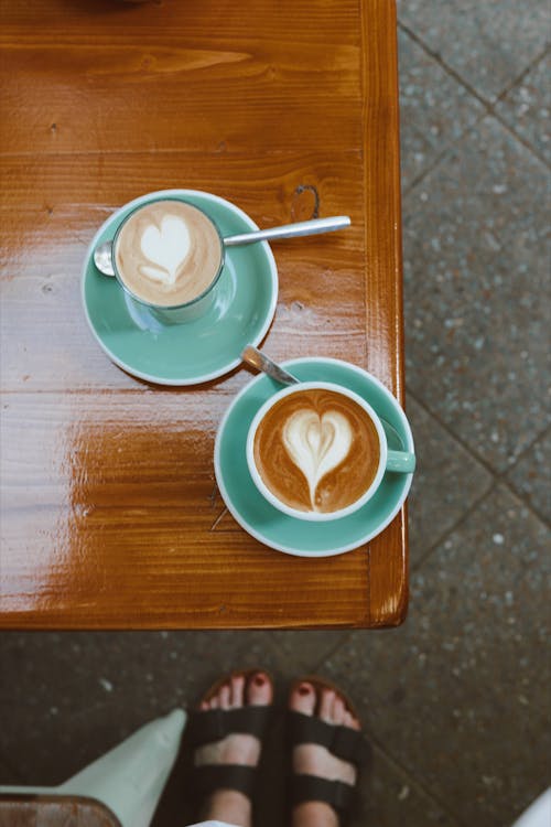 Gratis lagerfoto af bord, hjerteformet, kaffekopper Lagerfoto
