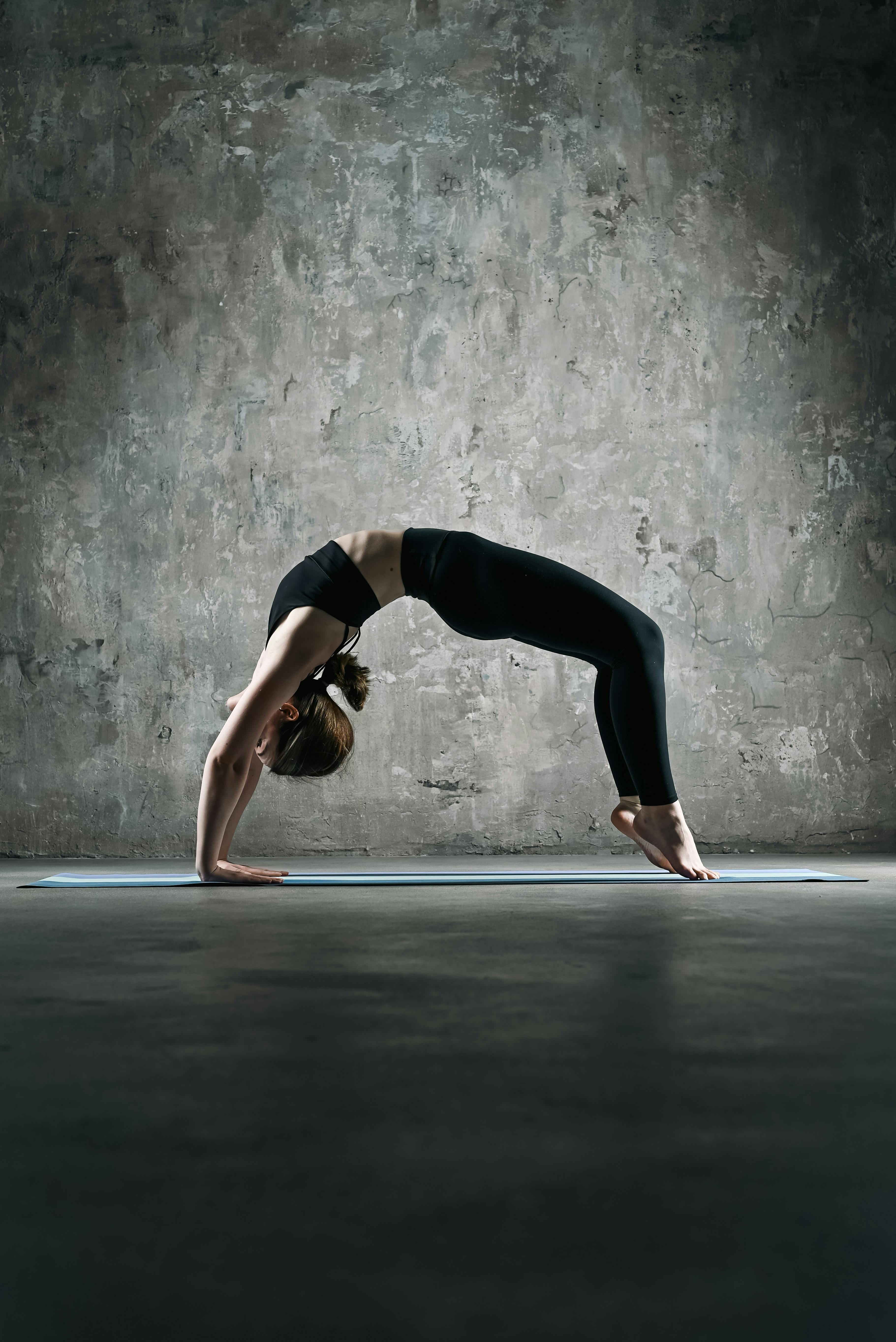 haciendo ejercicios de yoga. mujer en ropa interior con cuerpo