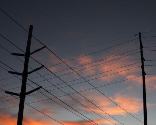 Foto d'estoc gratuïta de capvespre, línia elèctrica, línies elèctriques