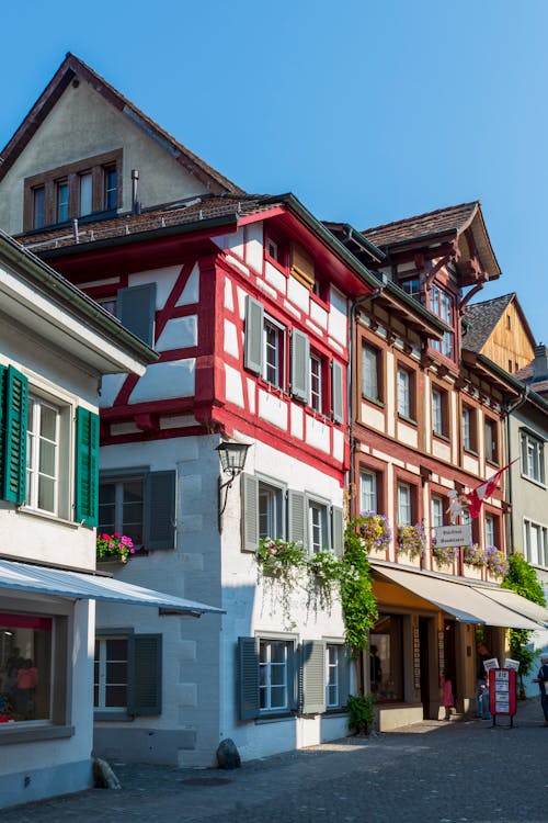 Kostenloses Stock Foto zu blauer himmel, bürgersteig, draußen