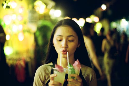 亞洲女人, 塑料杯, 年輕 的 免费素材图片