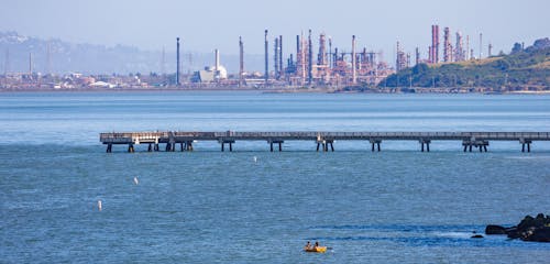 Foto profissional grátis de água, área industrial, calçadão