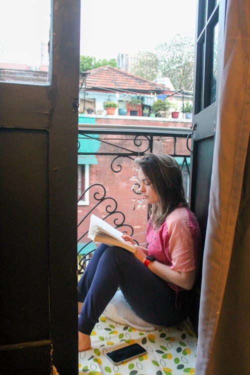 balkon, kitap okumak içeren Ücretsiz stok fotoğraf