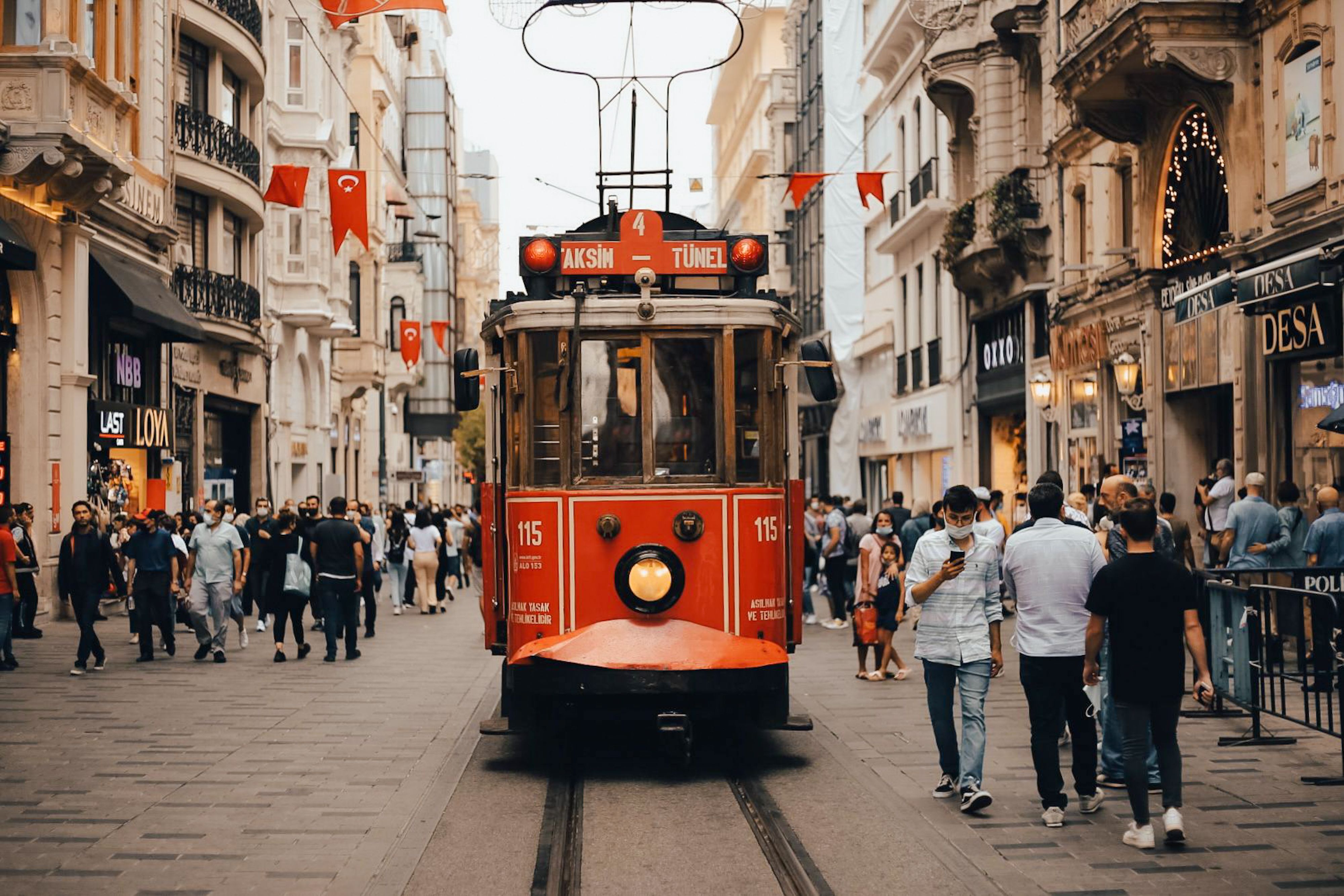 Grande Bazar e mercados turcos 2026 — Wise na Turquia e dinheiro físico em liras Bazar colorido com lanternas e especiarias na Turquia — pagar com Wise em liras turcas no Grande Bazar de Istambul em 2026