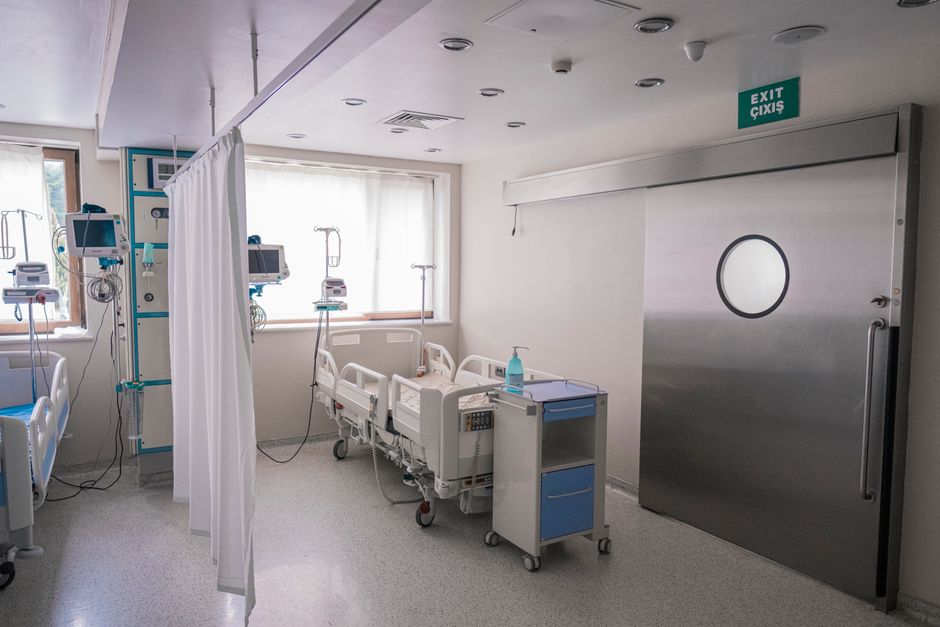 How to Choose a Hospital Bed: What Administrators Actually Evaluate Before Buying