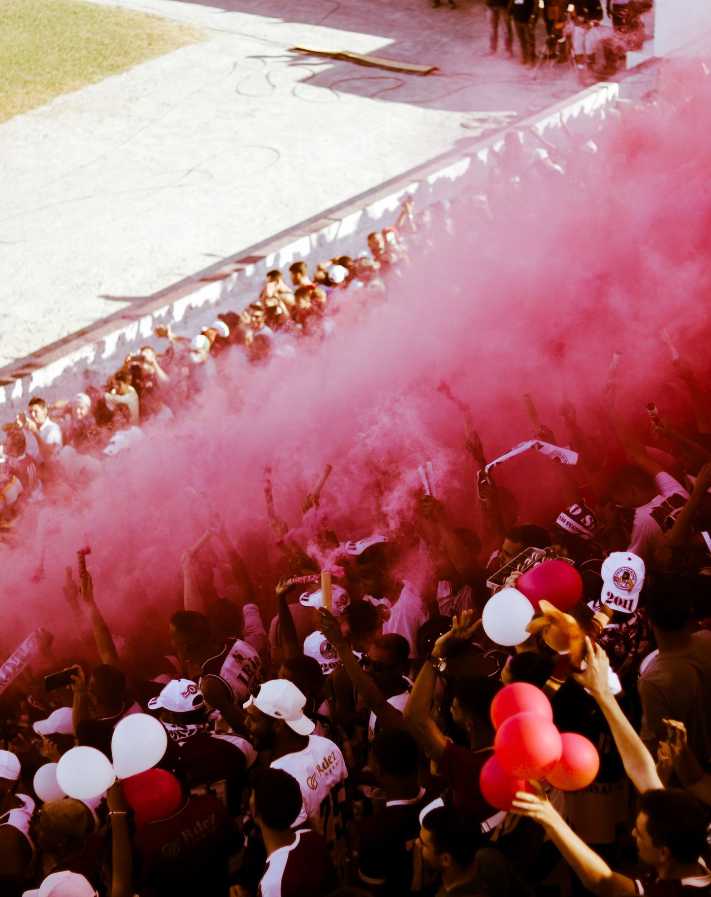 Multidão de festival a celebrar com fumo