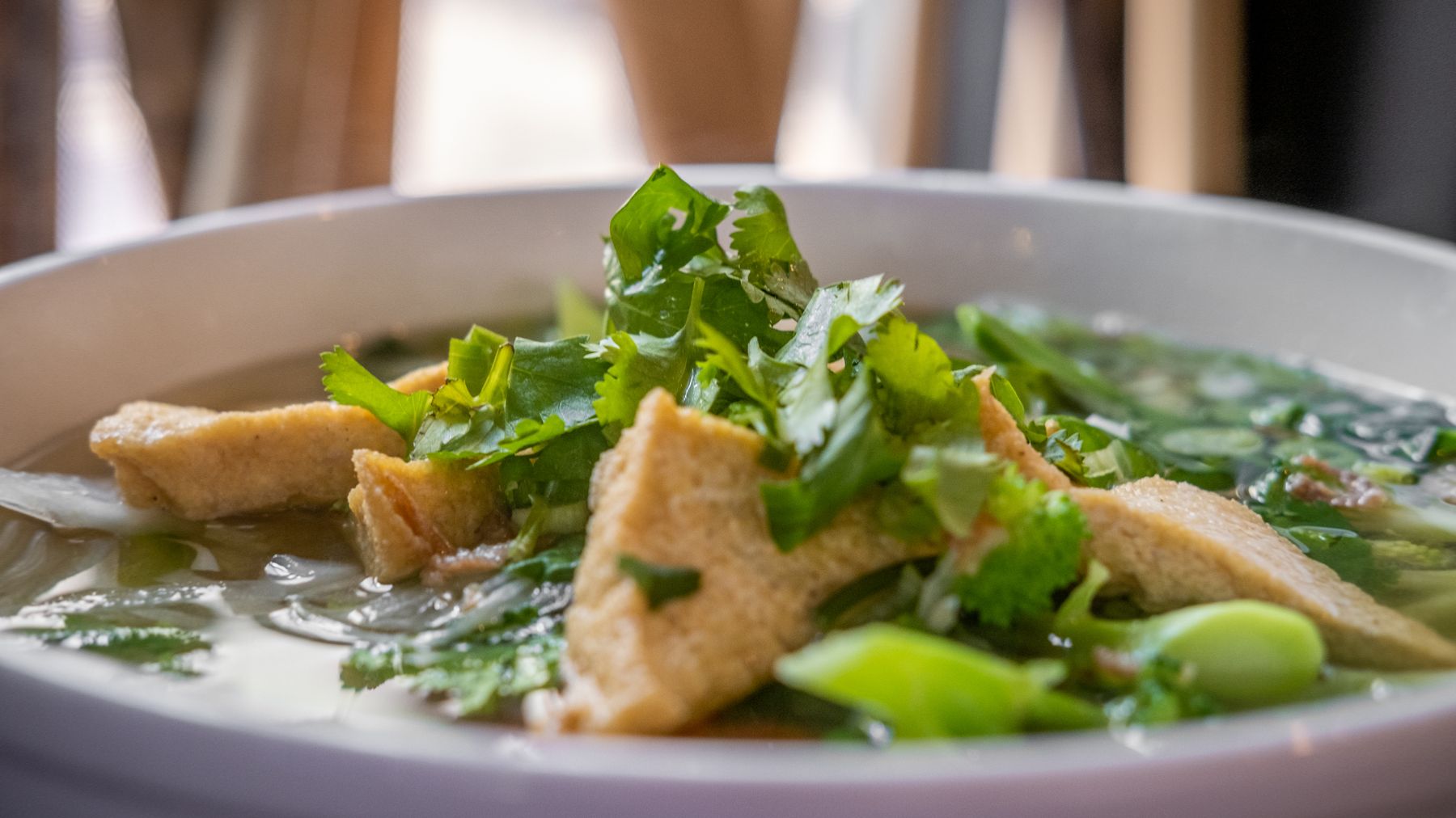Una saporita zuppa vietnamita con tofu ed erbe fresche, perfetta per un pasto sostanzioso.