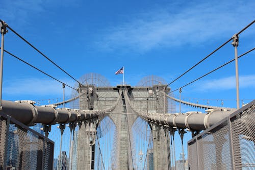 Gratis lagerfoto af amerikansk-flag, blå himmel, Brooklyn bridge