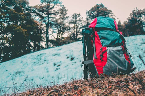 Mochila Cinza E Vermelha Para Caminhadas