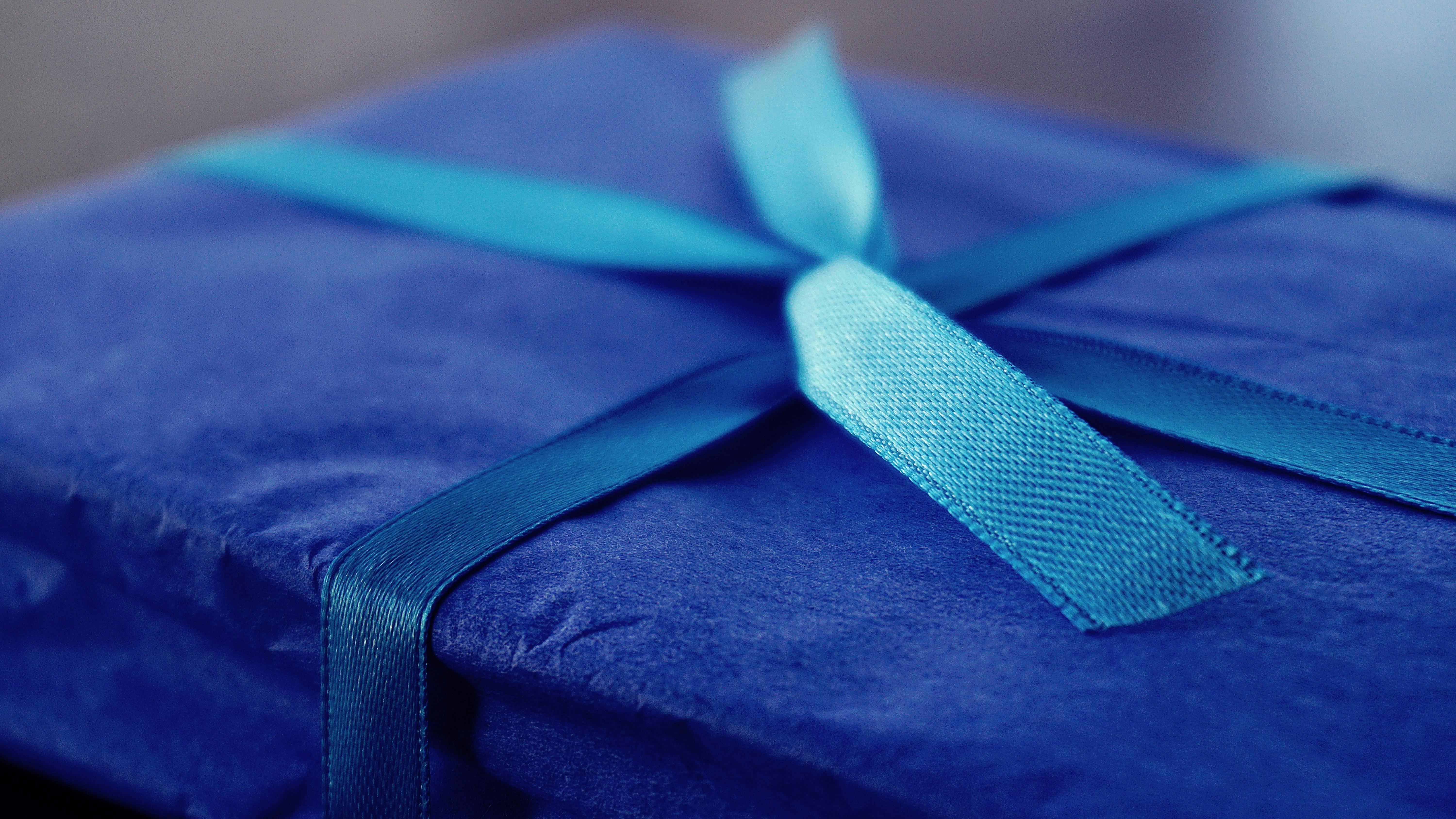 A gift box wrapped with blue string. | Photo: Getty Images