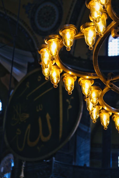 Orante Chandalier in a Mosque 