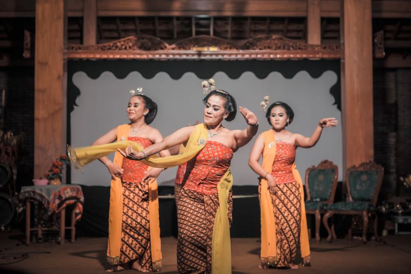 Tiga penari wanita menampilkan tarian Jawa tradisional di atas panggung