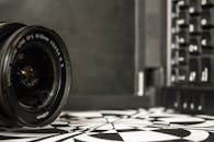 这张详细照片展示了笔记本电脑键盘附近相机镜头的光学技术