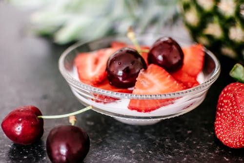 Kirschen Und Geschnittene Erdbeeren Auf Klarer Schüssel