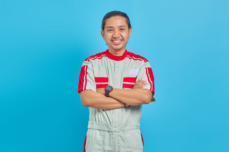 Technicien souriant en uniforme, confiance professionnelle