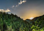 盐湖城森林覆盖的山脉上，那令人叹为观止的日落，捕捉了大自然的宁静之美