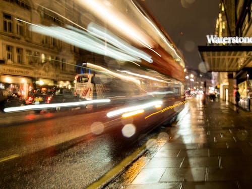 Bus in London bei Nacht