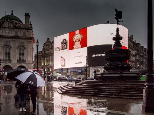 Piccadilly Circus London bei Regen