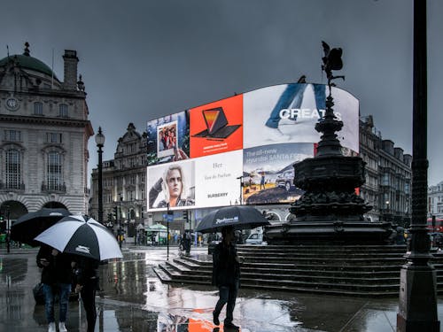 Piccadilly Circus London bei Regen