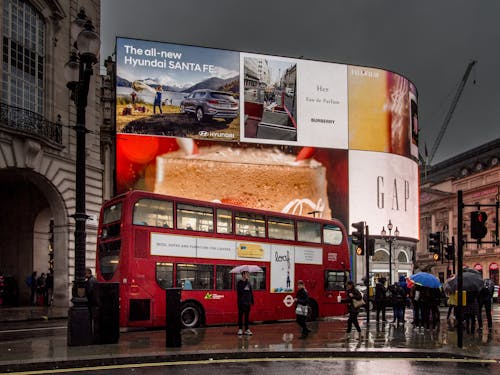 Piccadilly Circus London bei Regen