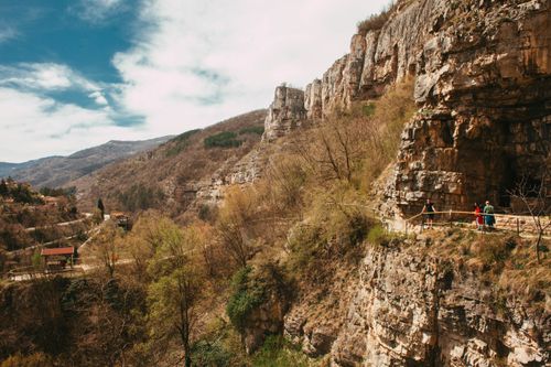 Free Explore breathtaking rocky cliffs and autumn foliage in this scenic mountain landscape. Stock Photo